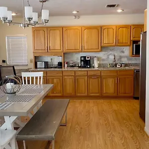 Delightful 3 Bdrm Home, Mins To Holiday home Clearwater